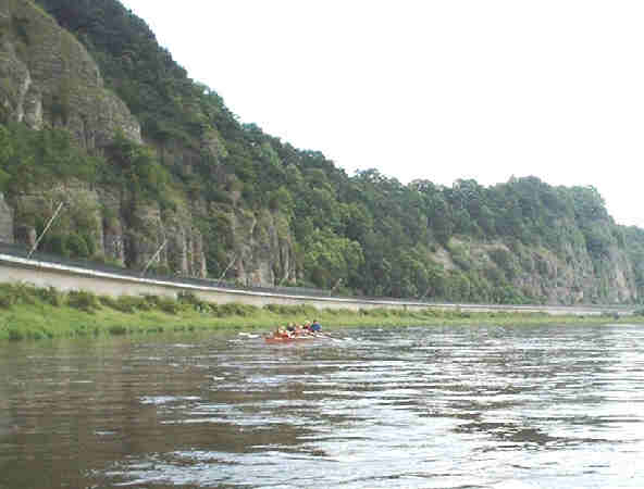 Weserkurve mit eindrucksvollen Felsen 1